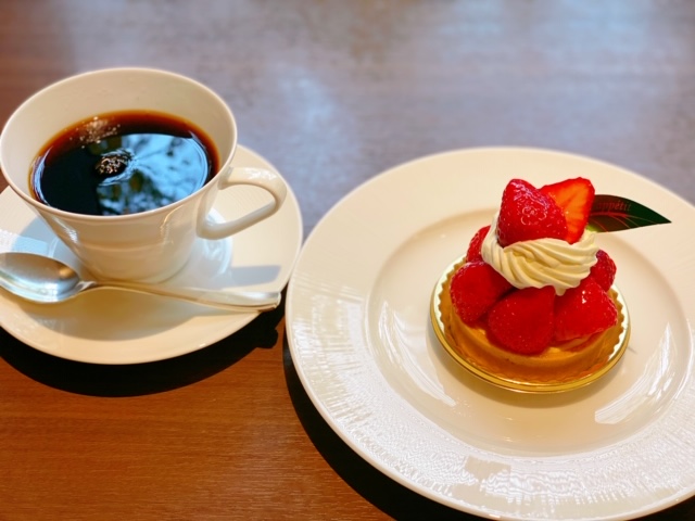 京王プラザホテル　樹林　苺のタルトとコーヒー